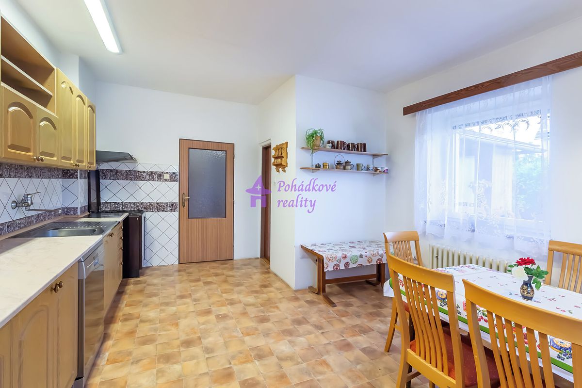 Prodej rodinného domu 355 m², pozemek 1921 m²